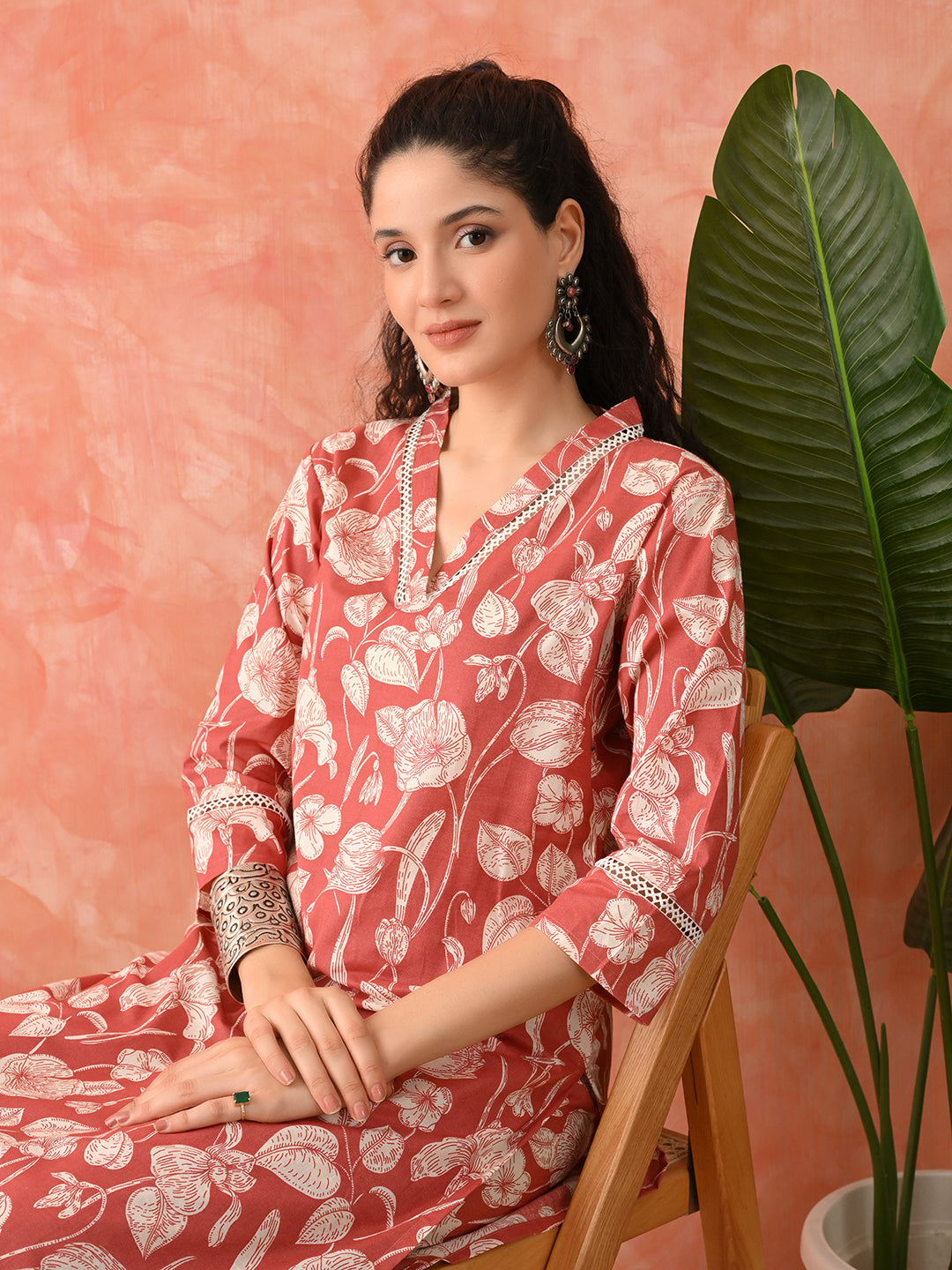 Charming & Comfortable: Women's Pure Cotton Floral Print Kurta & Pant Set with Lace Detail