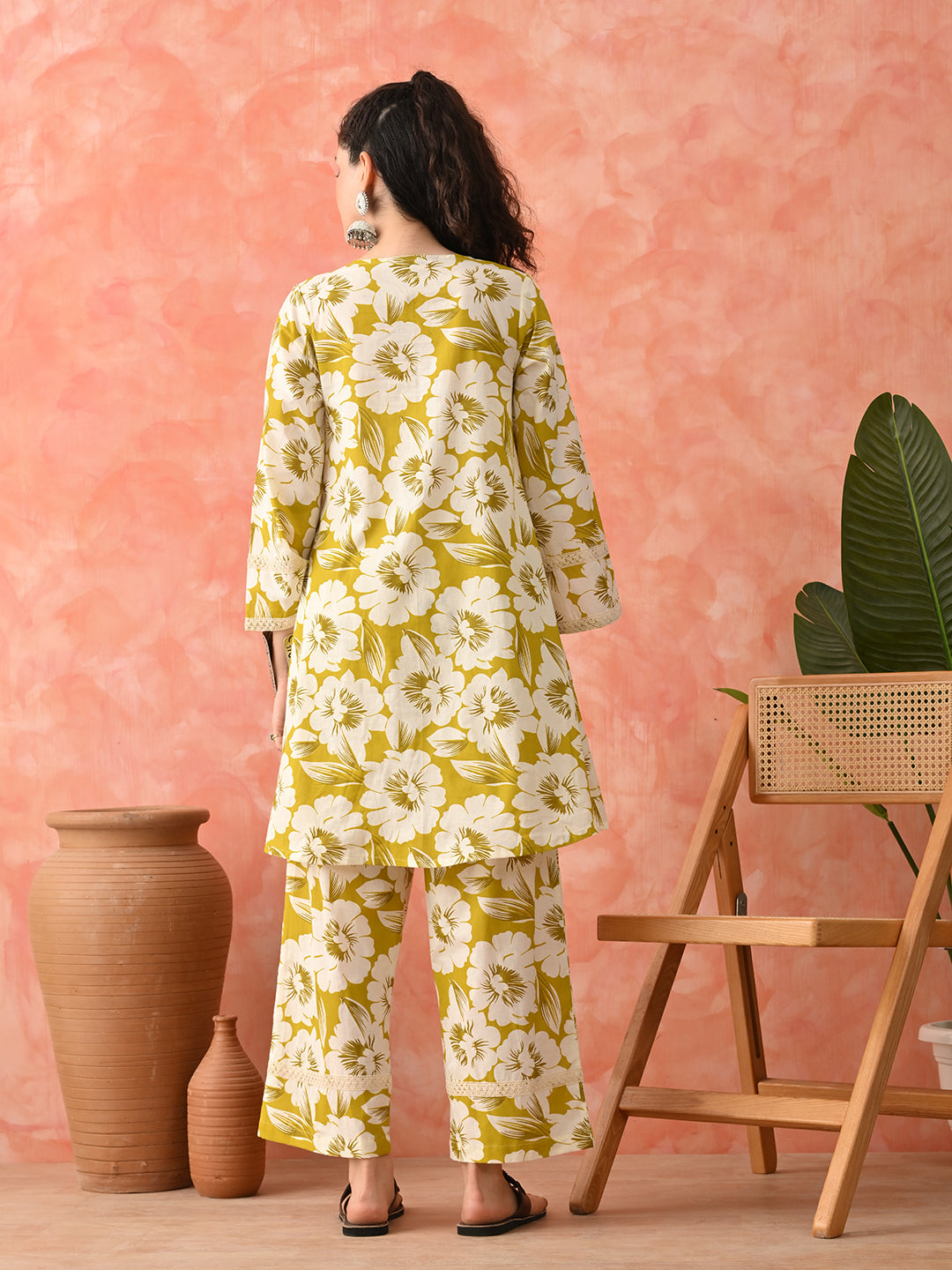 Women Floral Printed Cotton Kurta with Trousers