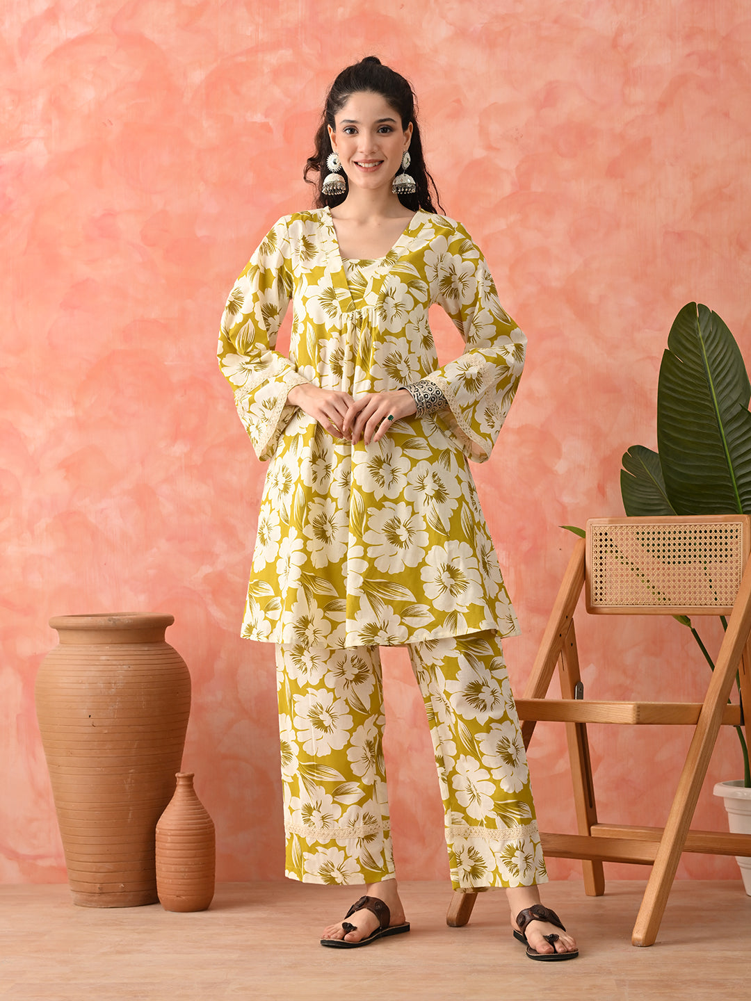 Women Floral Printed Cotton Kurta with Trousers