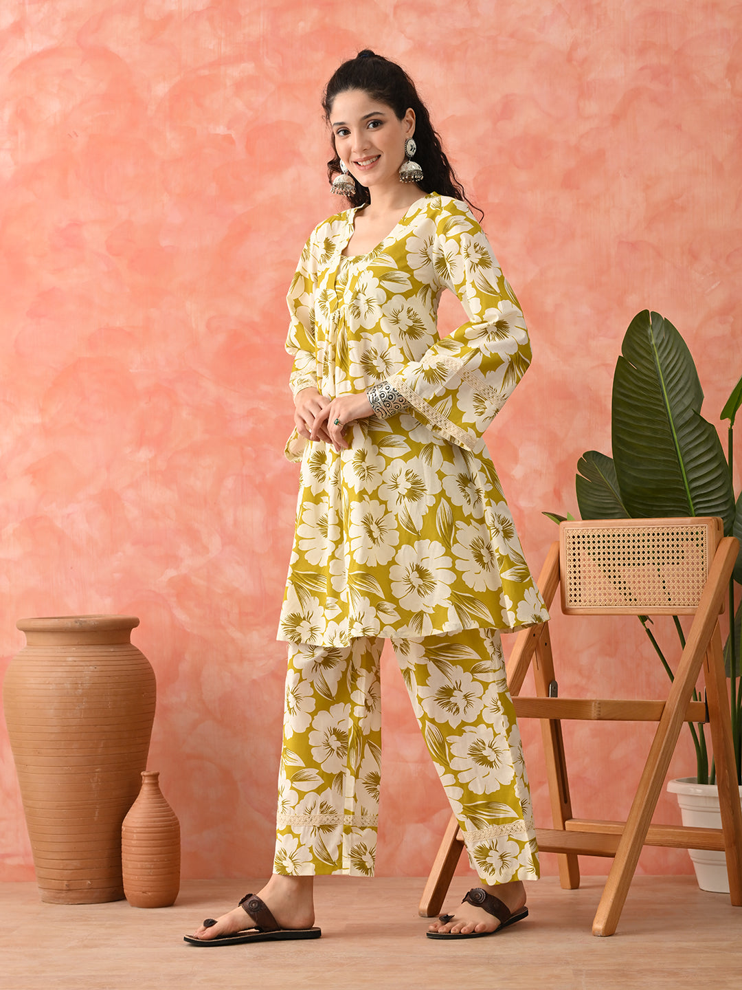 Women Floral Printed Cotton Kurta with Trousers