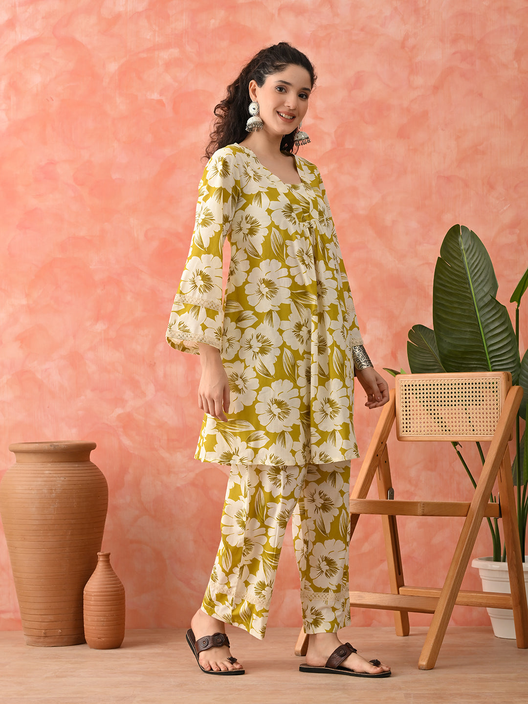 Women Floral Printed Cotton Kurta with Trousers