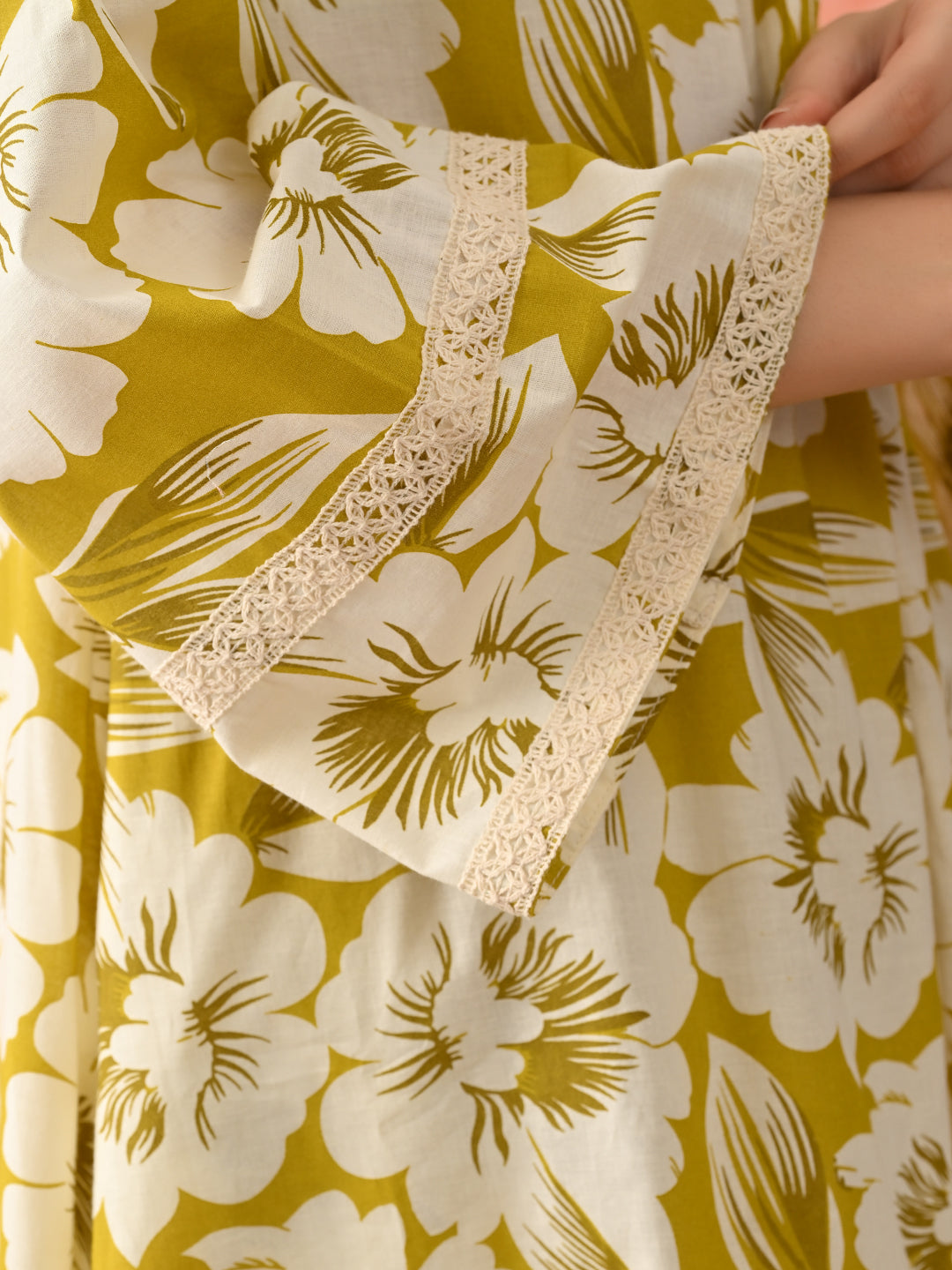 Women Floral Printed Cotton Kurta with Trousers