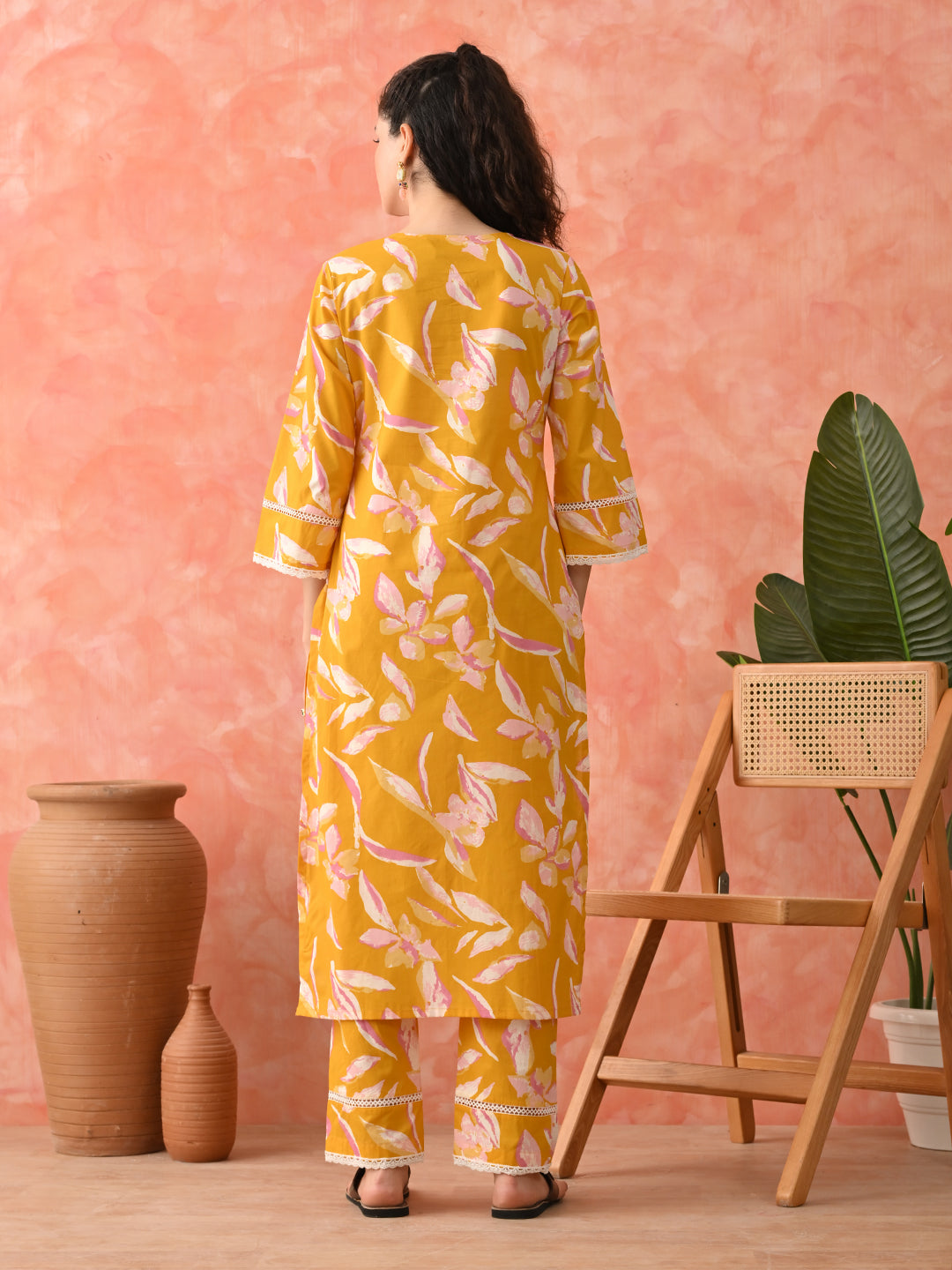 Women Floral Printed Pure Cotton Straight Kurta & Trousers Kurta Sets