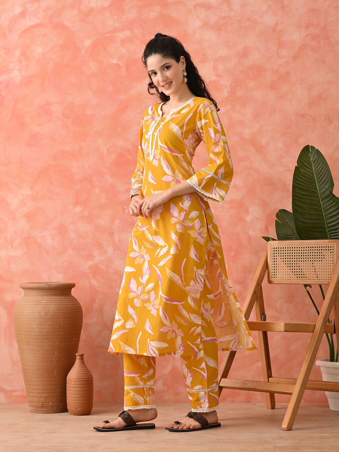 Women Floral Printed Pure Cotton Straight Kurta & Trousers Kurta Sets