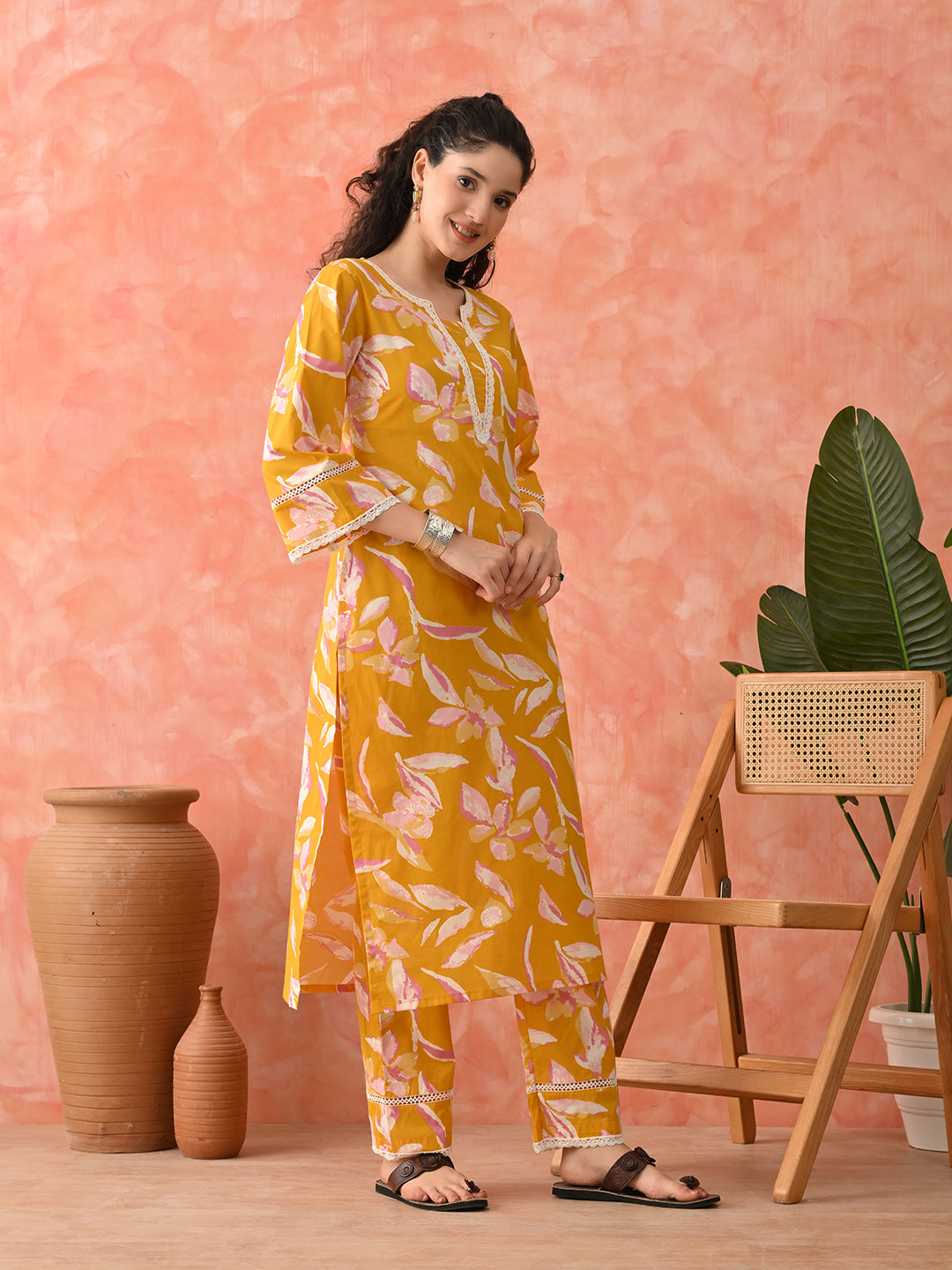 Women Floral Printed Pure Cotton Straight Kurta & Trousers Kurta Sets