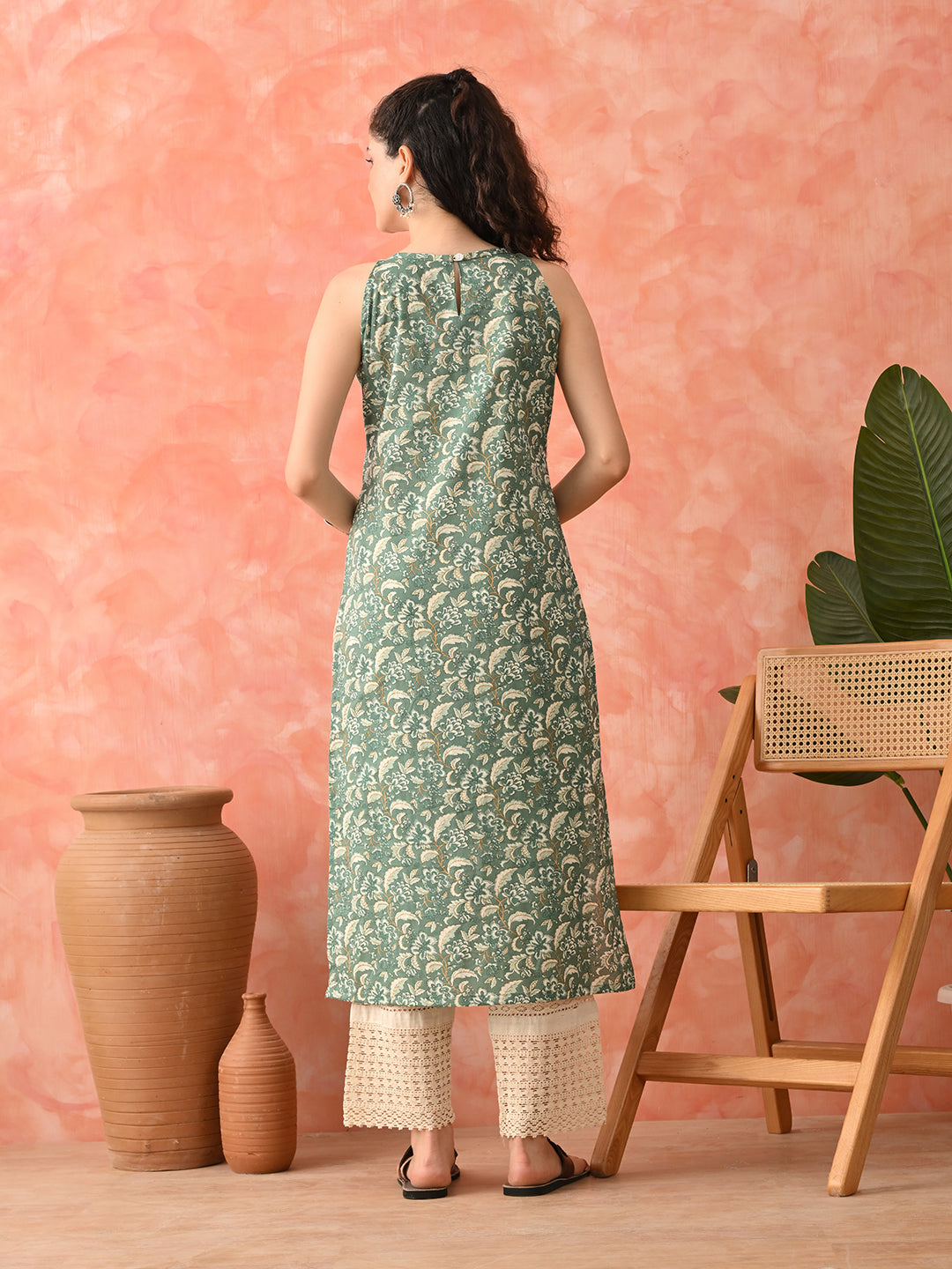Women Floral Printed Cotton Kurta with Trousers
