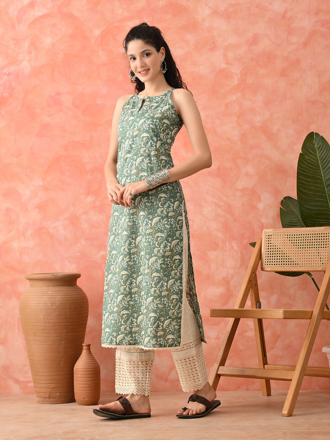 Women Floral Printed Cotton Kurta with Trousers